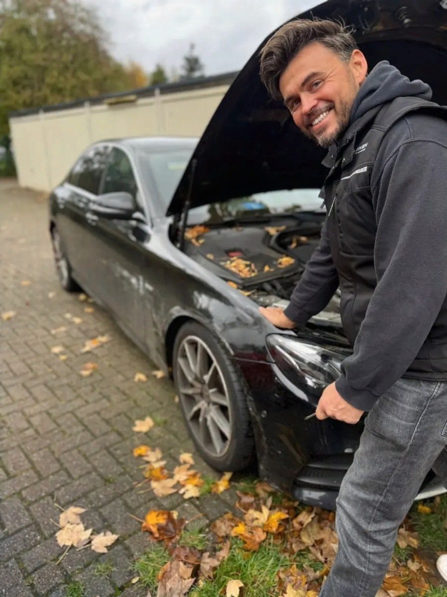 Kfz Gutachter für Mönchengladbach: Carsten Heiken bei der Fahrzeugbegutachtung