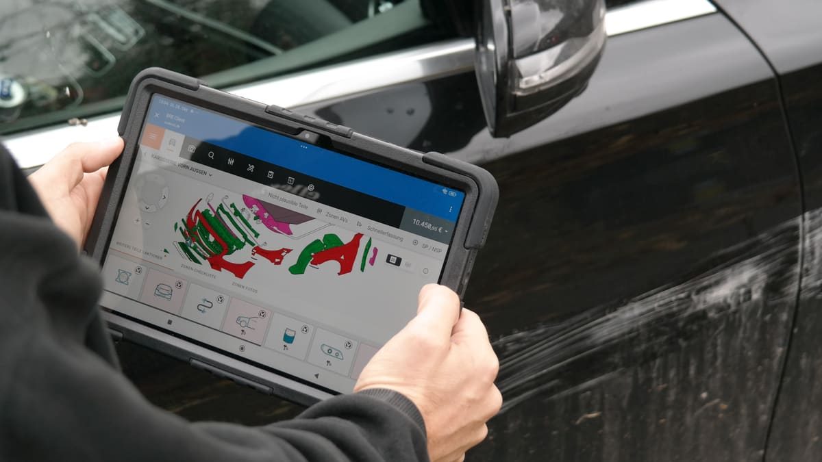 Kfz Gutachter Mönchengladbach: Schadenaufnahme mit dem Tablet